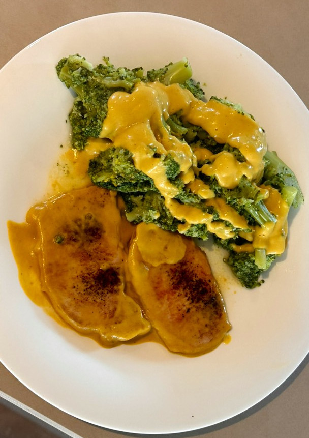 Una foto de Lomo, brócoli y Salsa Verdulona