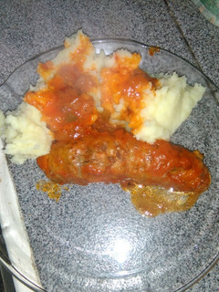 Una foto de Chorizo a la pomarola con puré