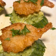 A picture of Guacamole shrimp bites.