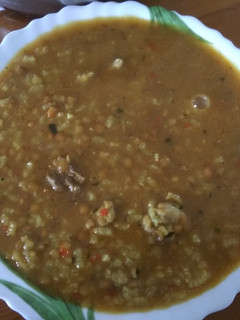 Una foto de Lentejas a lo pobre con pollo y arroz PICANTE