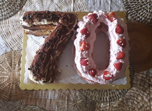 Foto di Torta a numero: tiramisù classico/tiramisù con mousse di fragole
