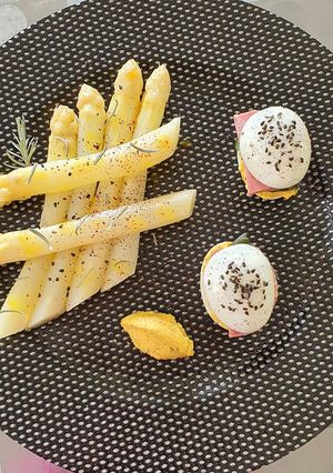 Une photo de Asperges sauce Curry et Oeufs Burger