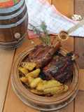 Stinco di maiale con patate sabbiose