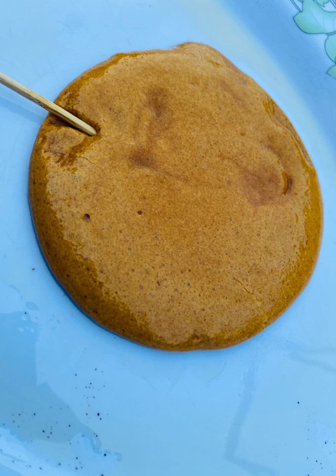 A picture of Dalgona candy (squidgame candy).