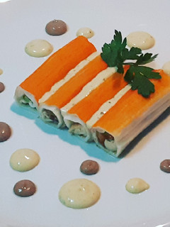 Una foto de Canelones fríos de gambas con alioli de albahaca y ajo negro