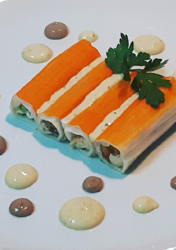 Una foto de Canelones fríos de gambas con alioli de albahaca y ajo negro