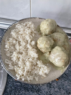 Una foto de Albóndigas de merluza en salsa verde