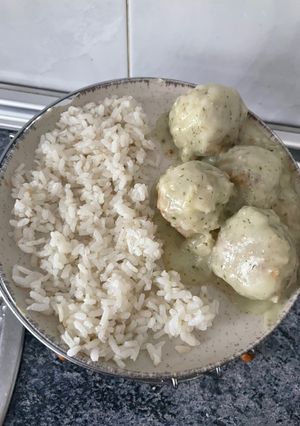 Una foto de Albóndigas de merluza en salsa verde
