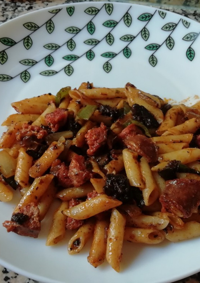 Una foto de Macarrones con chorizo y morcilla