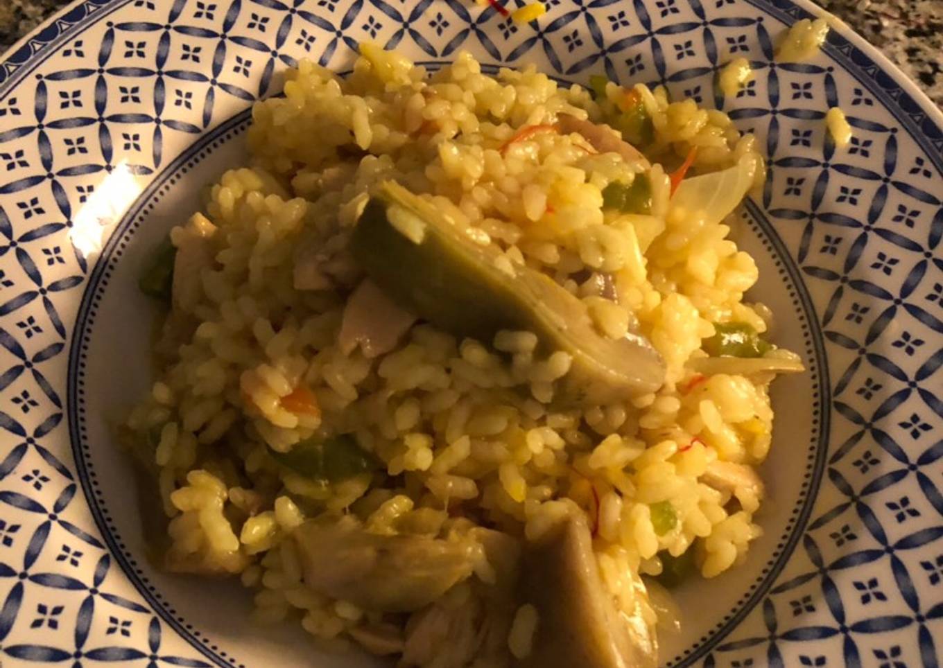 Arroz meloso, con trocitos de pollo, alcachofas y setas, súper fácil