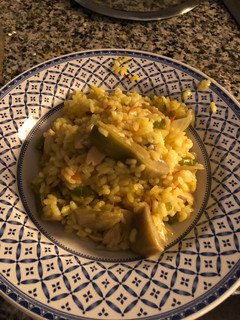 Una foto de Arroz meloso, con trocitos de pollo, alcachofas y setas, súper fácil