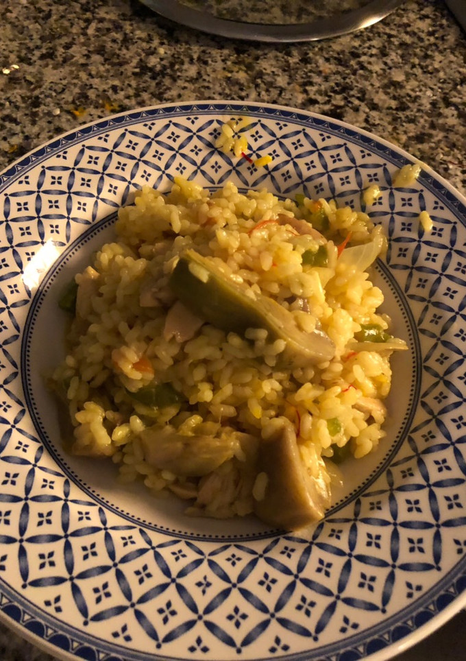 Una foto de Arroz meloso, con trocitos de pollo, alcachofas y setas, súper fácil