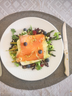 Una foto de Trigueros con salmón y queso