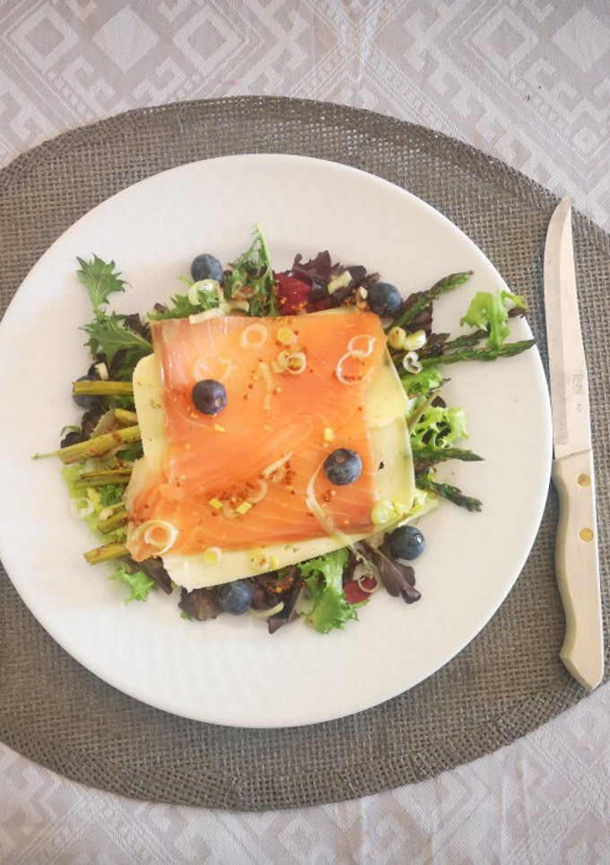 Una foto de Trigueros con salmón y queso