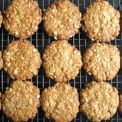 A picture of Peanut Butter & Oats Cookies.