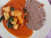Una foto de chuleta de cerdo con papas