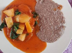 Una foto de Chuleta de cerdo en achiote, con espinacas y papas.... 😋👌🐷 ¡Riquísimo y fácil!