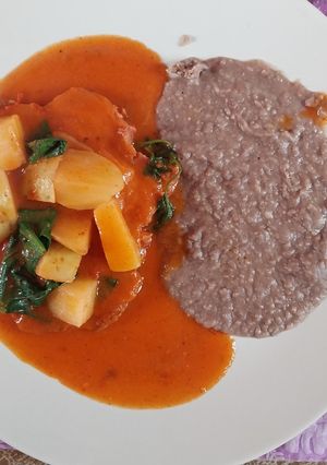 Una foto de Chuleta de cerdo en achiote, con espinacas y papas.... 😋👌🐷 ¡Riquísimo y fácil!