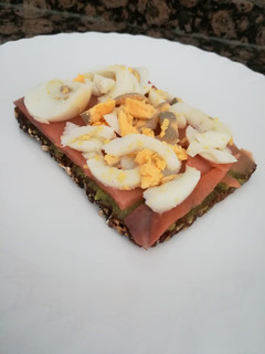 Una foto de Tostada con salmón
