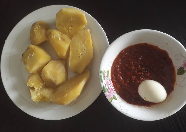 Sweet potato with stew and egg