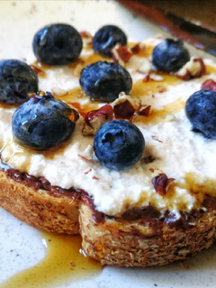Una foto de Tostada de chocolate, ricota y blueberries, en air fryer