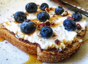 Una foto de Tostada de chocolate, ricota y blueberries, en air fryer