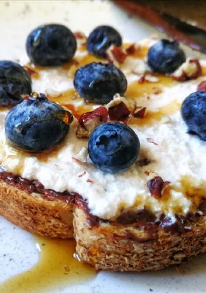 Una foto de Tostada de chocolate, ricota y blueberries, en air fryer