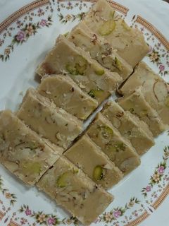 रक्षाबंधन स्पेशल मैद्याची बर्फी (maidachi barfi recipe in marathi) रेसिपी चे मुख्य फोटो
