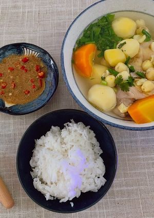 Hình của món Gà hầm rau củ.