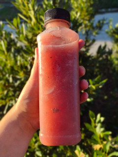 Una foto de Licuado de frutos del bosque, banana, manzana y chía. ❤️