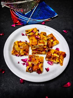ડ્રાયફ્રુટ ચીક્કી (Dryfruit Chikki Recipe In Gujarati) રેસીપી મુખ્ય ફોટો