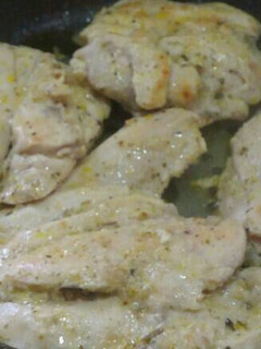 Una foto de Pechugas a la mantequilla con finas hierbas😋