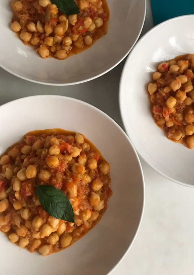 Una foto de Garbanzos con verduras y sobrasada mallorquina