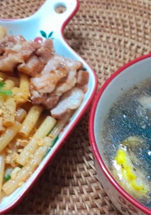 Hình của món Nui xào thịt xá xíu kèm canh súp rong biển.