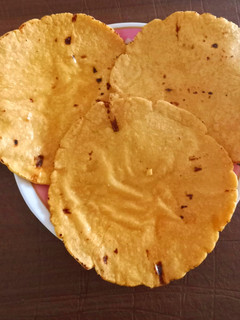 મકાઈ ના રોટલા (Makai Rotla Recipe In Gujarati) રેસીપી મુખ્ય ફોટો