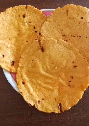 મકાઈ ના રોટલા (Makai Rotla Recipe In Gujarati) રેસીપી મુખ્ય ફોટો