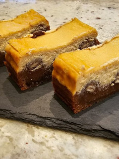 Una foto de Kit-kat brownie cheesecake