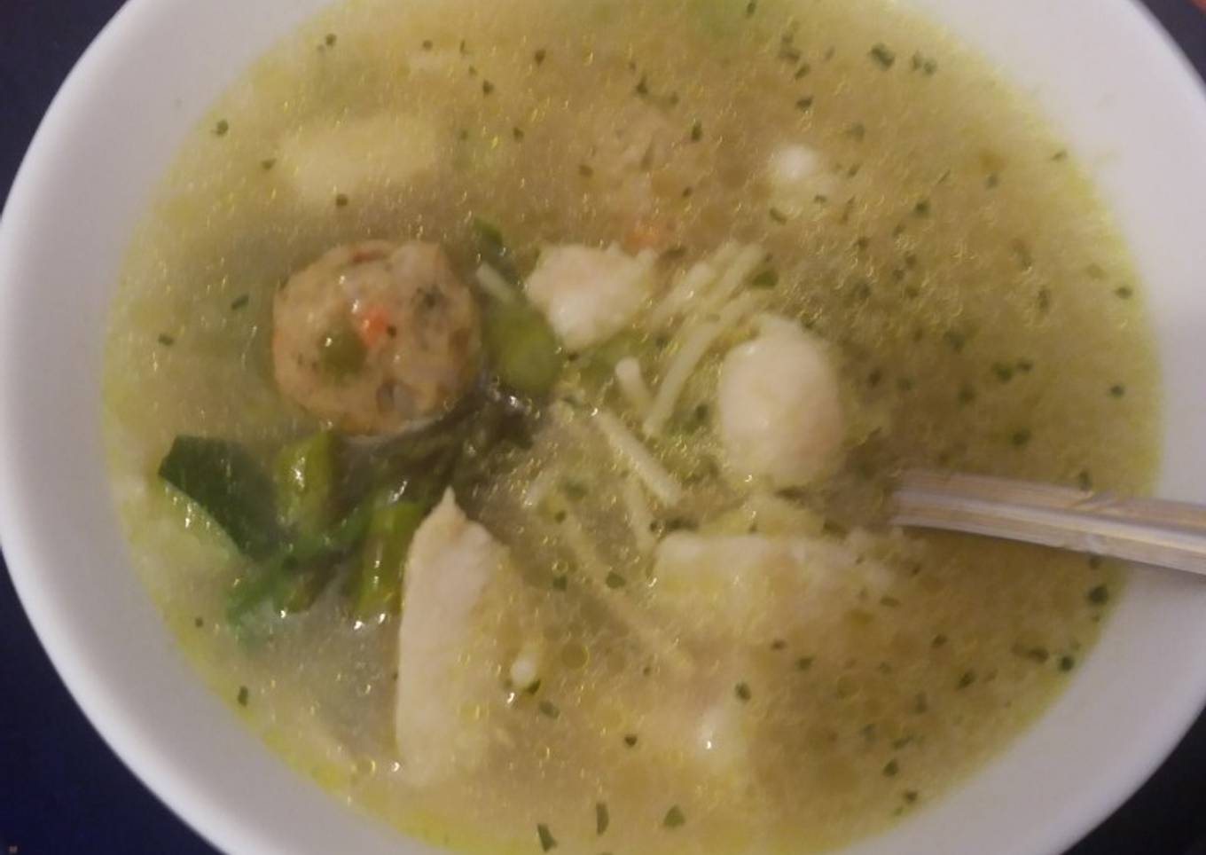 Sopa de verduras con albóndigas veganas y merluza