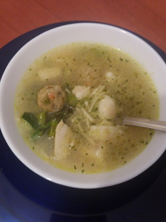 Una foto de Sopa de verduras con albóndigas veganas y merluza