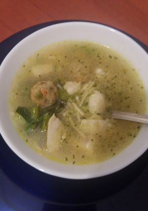 Una foto de Sopa de verduras con albóndigas veganas y merluza