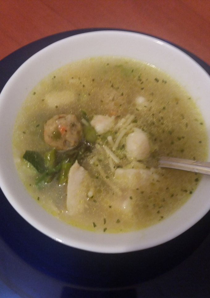 Una foto de Sopa de verduras con albóndigas veganas y merluza