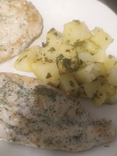 Una foto de Filete aliñado con patatas al microondas