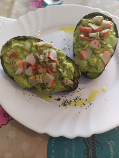 Una foto de Aguacates rellenos con huevo y palitos de cangrejo