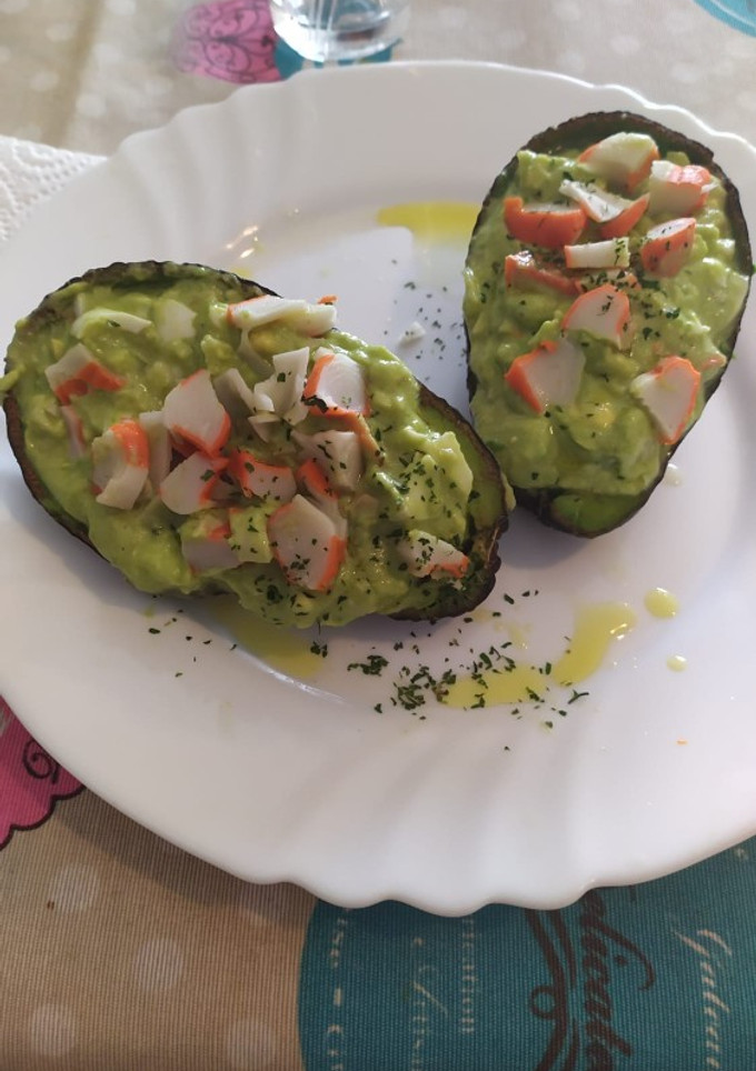Una foto de Aguacates rellenos con huevo y palitos de cangrejo