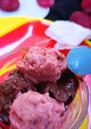 A picture of Homemade Healthy Strawberry & Chocolate Ice cream.