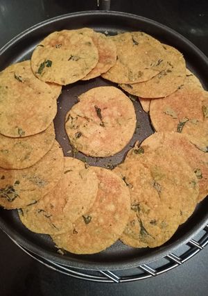 મેથી ના મીની ખાખરા (Methi Mini Khakhra Recipe In Gujarati) રેસીપી મુખ્ય ફોટો