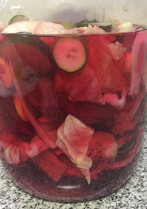 Una foto de Pikles (conserva de verduras)en vinagre