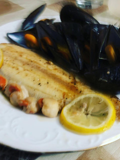 Una foto de Lenguado a la maniere con mejillón al vapor y zamburiñas a la plancha