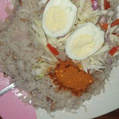 A picture of Rice and beans with dry pepper (shinkafa da wake da mai da yaji).