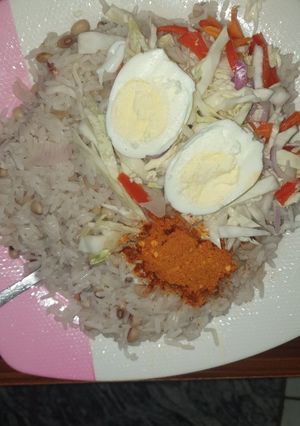 A picture of Rice and beans with dry pepper (shinkafa da wake da mai da yaji).